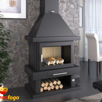 Lareira moderna preta com porta de vidro sobre parede de pedra numa sala com mobília branca e cinza