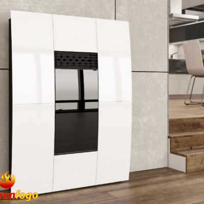 Estufa moderna branca e preta com design curvo em ambiente interior