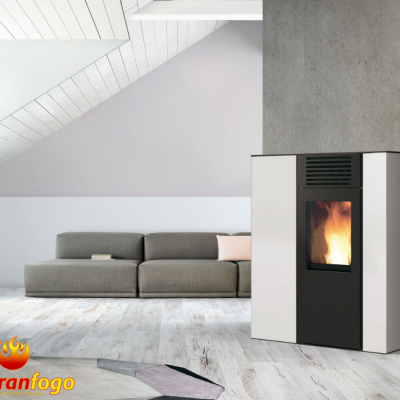 Lareira a pellets branco e preto numa sala moderna com sofá cinza e chão de madeira claro