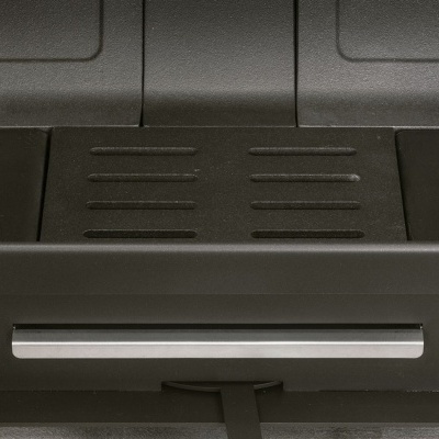 Máquina cinzento escuro com ranhuras horizontais e barra metálica prateada.