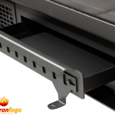 Grelha metálica preta com suporte para caixa de carvão