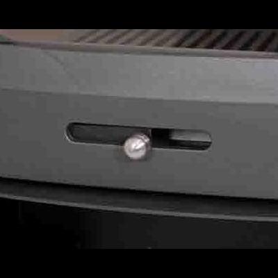 Gaveta cinzenta com pega metálica redonda e ranhura horizontal