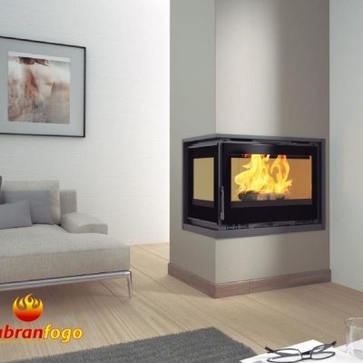 Lareira moderna embutida com vidro em sala com sofá e quadro abstrato