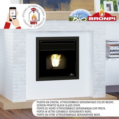 Lareira embutida com porta preta de vidro vitrocerâmico, moldura branca de tijolos, chão de madeira.
