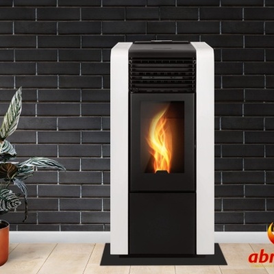 Lareira moderna preta e branca com chama visível contra parede de tijolos pretos