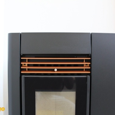 forno a lenha preto com grelhas castanhas e porta de vidro fosco