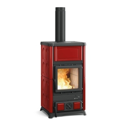 Lareira vermelha com porta de vidro e chama visível, tubo de saída de fumo preto