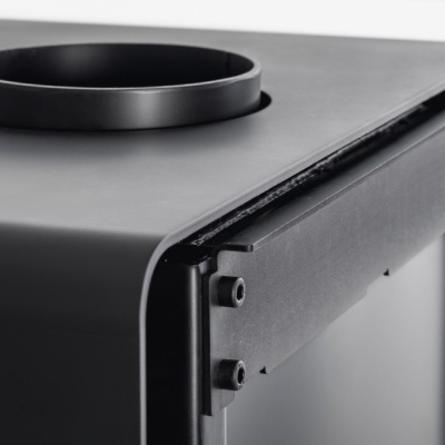 Fogão ou lareira metálica preta com saída para fumos redonda no topo