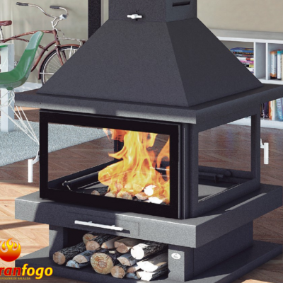 Lareira moderna em metal com fogo aceso e madeira empilhada, em sala com estante, cadeira e bicicleta