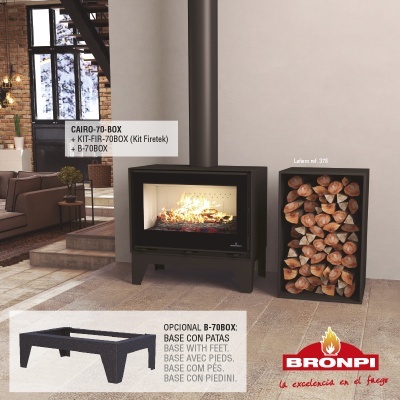 Lareira a lenha Bronpi Cairo 70 Box preta com vidro e suporte de lenha preto ao lado num ambiente interior moderno