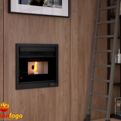 Lareira a pellet embutida numa parede de madeira clara com chama visível ao lado de estante e escada cinzenta