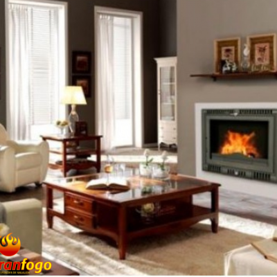 Sala de estar com poltronas brancas, mesa de centro de madeira castanha e lareira com fogo