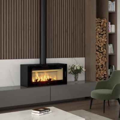 Lareira preta embutida com madeira e decoração em sala