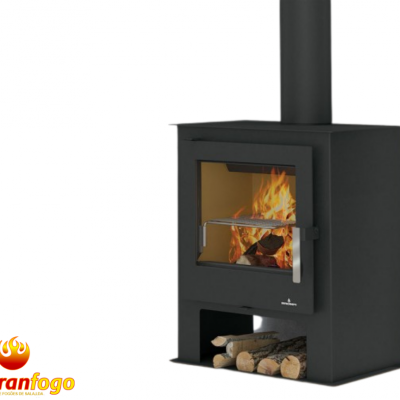 Estufa metálica preta para fogão a lenha com vidro frontal e lenha armazenada em compartimento inferior