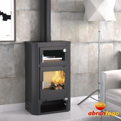 Lareira a lenha preta com vidro transparente e fogo aceso