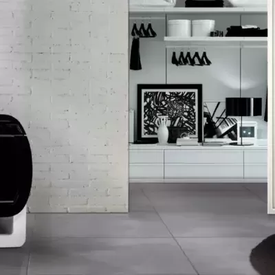 Lareira preta e branca com chama num ambiente interior minimalista.