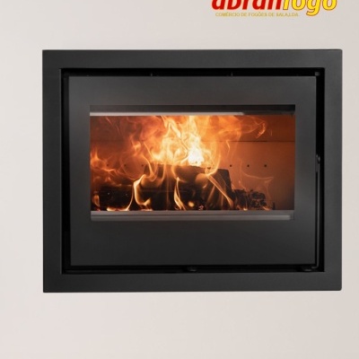 Lareira de parede preta com fogo aceso em vidro frontal