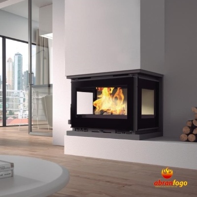 Lareira embutida de vidro preto com chama visível numa sala moderna
