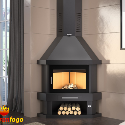 Lareira moderna preta com lenha numa sala com paredes bege e janela grande