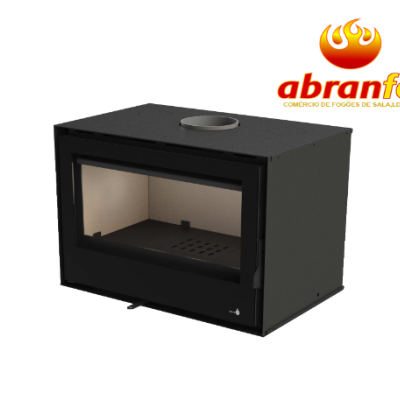 Lareira a lenha preta em metal com porta de vidro e saída de fumos, logótipo abranfogo ao fundo