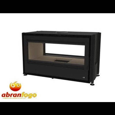 Lareira a gás preta com vidro frontal e traseiro, em fundo branco com logótipo abranfogo