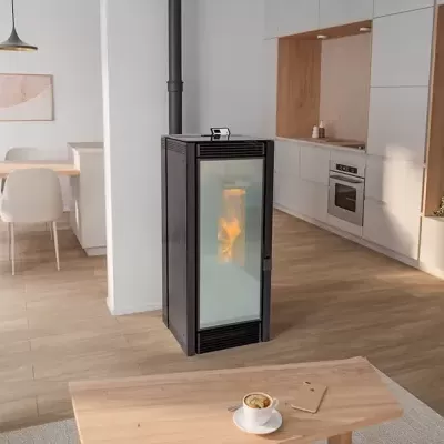 Lareira moderna em sala de estar minimalista com chão em madeira clara