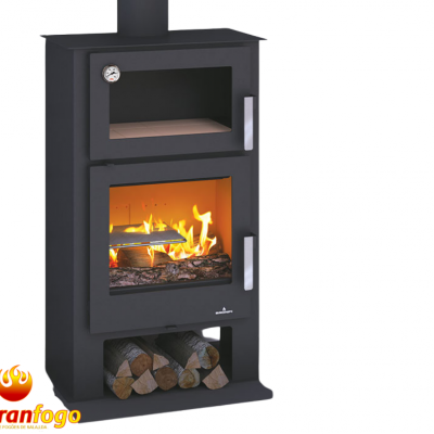 Lareira preta de metal com vidro e espaço para lenha