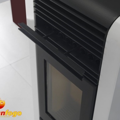 Salamandra ou lareira pellet cinza e preta com porta de vidro e grelha