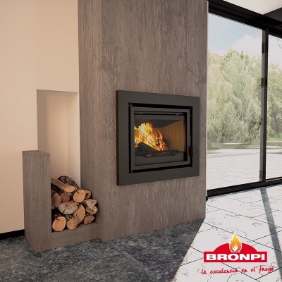 Lareira embutida moderna com madeira e janela grande