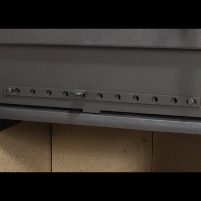 Superfície metálica cinzenta com orifícios e tabuleiro inferior