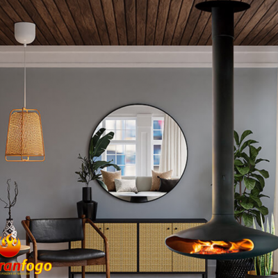 Sala moderna com espelho redondo, lareira suspensa preta e mobiliário em madeira e vime