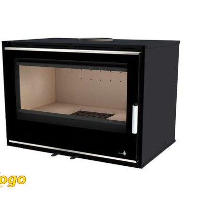 Lareira preta com porta de vidro e interior claro, em fundo branco