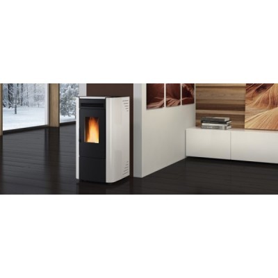 Estufa de pellet branca e preta com chama visível num interior moderno com chão escuro e vista para neve