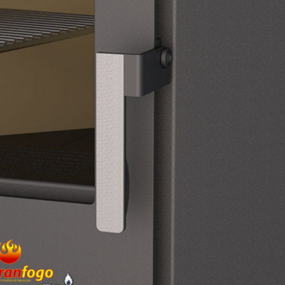 Alavanca metálica prateada numa porta preta fosca com grelha interior e logótipo ABRANFOGO