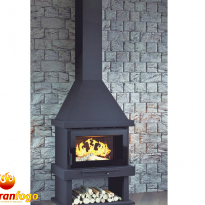 Lareira metálica preta a arder com parede de pedra cinzenta ao fundo e lenha no suporte inferior