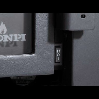 Interruptor elétrico em equipamento metálico cinza com texto ONPI