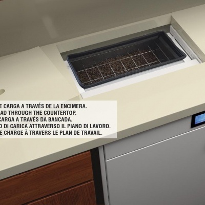 Forno embutido em bancada de cozinha com texto de instruções multilingues