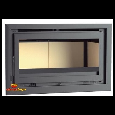 Lareira embutida com porta de vidro e estrutura metálica cinza escuro