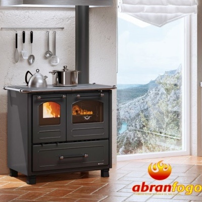 Fogão a lenha preto em cozinha com vista panorâmica