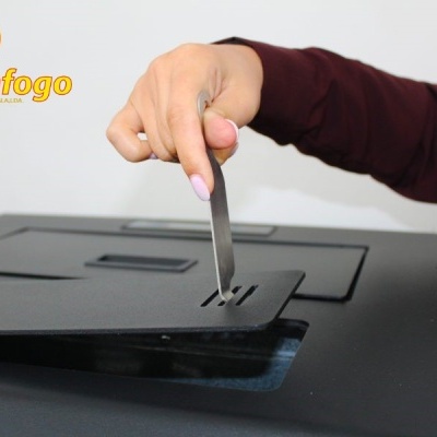 Mão segurando pinça com tampa de equipamento preto e logo abran fogo