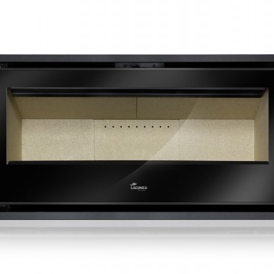 Lareira embutida preta com interior claro e vidro frontal refletivo