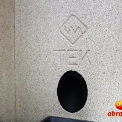 Estrutura refratária cinzenta com texto TEX e símbolo, oval preta e etiqueta abranfogo