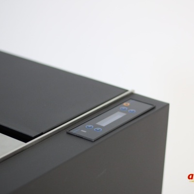 Aparelho preto com painel digital e logótipo abranfogo ao fundo