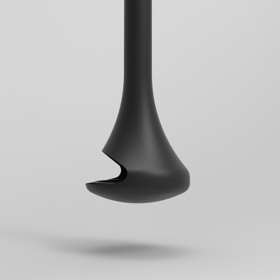 Utensílio de cozinha preto com extremidade curva suspenso em fundo branco