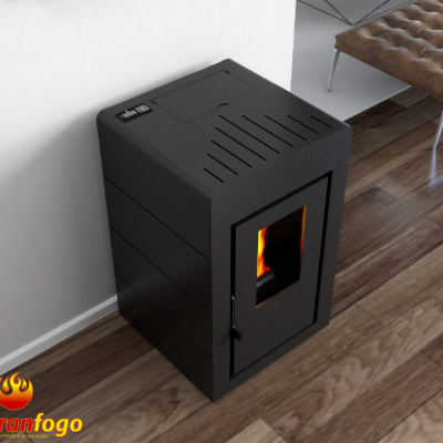 Aquecedor de pellets preto com porta de vidro mostrando fogo num ambiente com piso de madeira e banco estofado castanho