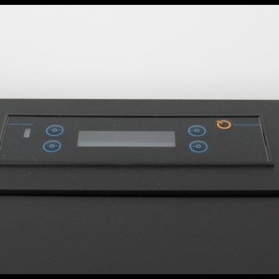 Painel de controlo digital preto com ecrã e botões, logótipo abranfogo