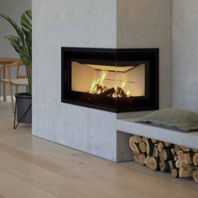 Lareira de canto embutida com fogo, banco com almofadas e madeira armazenada