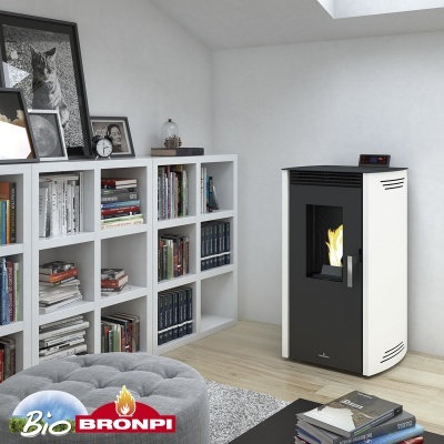 Estufa de pellets Bronpi Bio preta com laterais brancas numa sala junto a uma estante