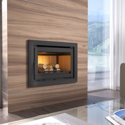 Lareira embutida moderna em parede de madeira com troncos e vidro frontal