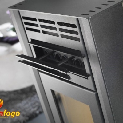 Lareira moderna em metal cinza com porta de vidro e secção com aberturas de ventilação